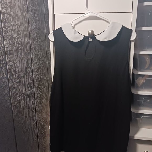 black sleeveless top with white peter pan collar - Picture 2 of 3